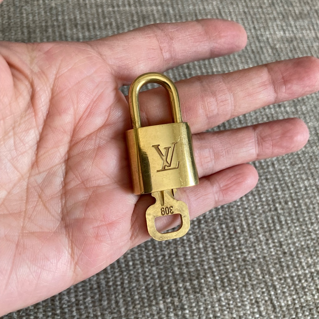 Euc Lv Lock & Key #309 Plus Chain